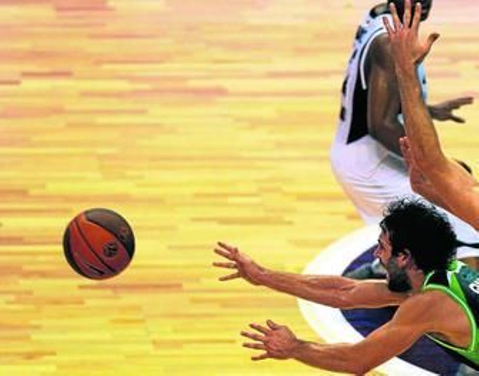 Berni intenta capturar un balón durante el partido del Carpena con el Charleroi.