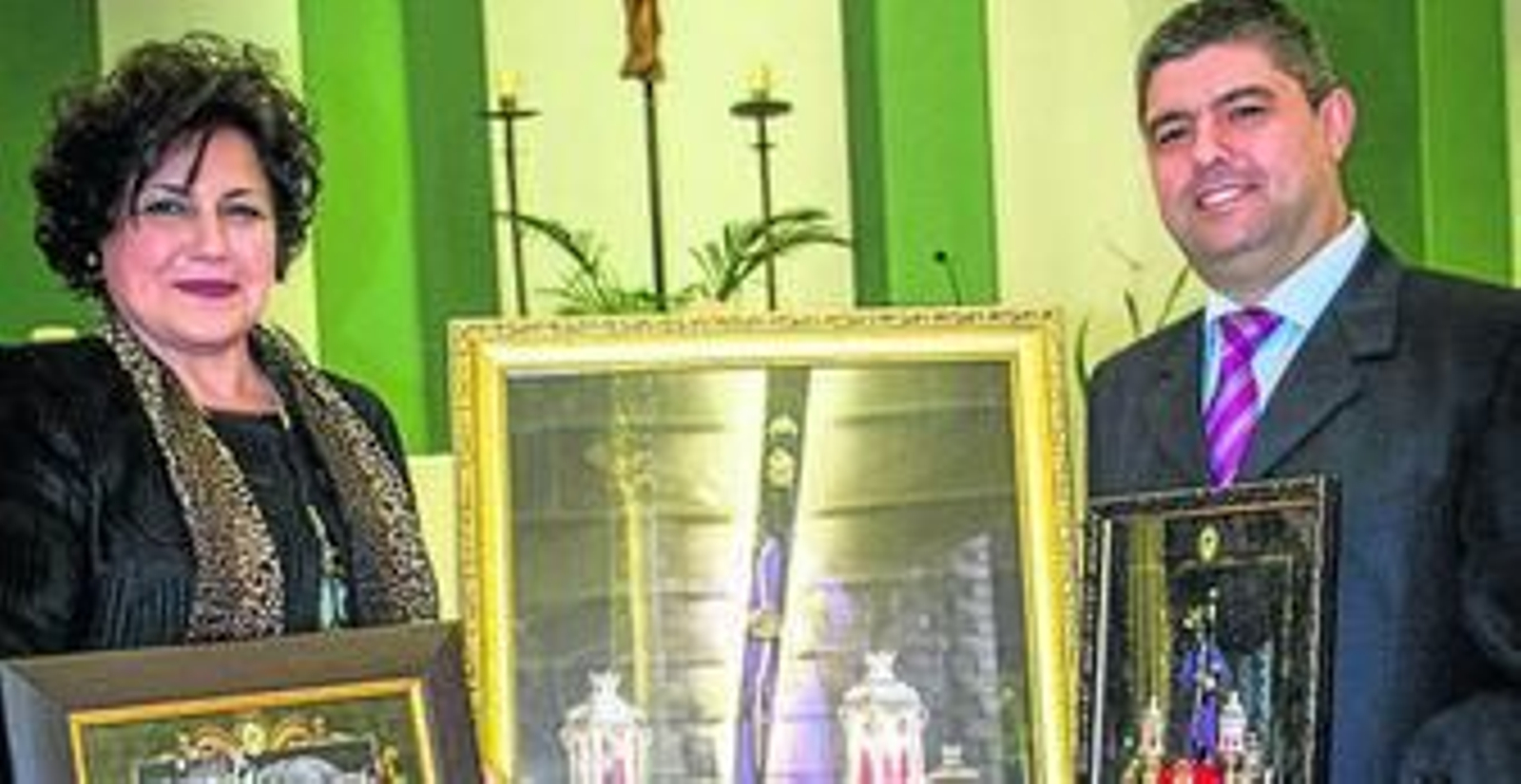 La presidenta de la Agrupación, Encarni Molina, y el autor del cartel, Juan Miguel Viedma.