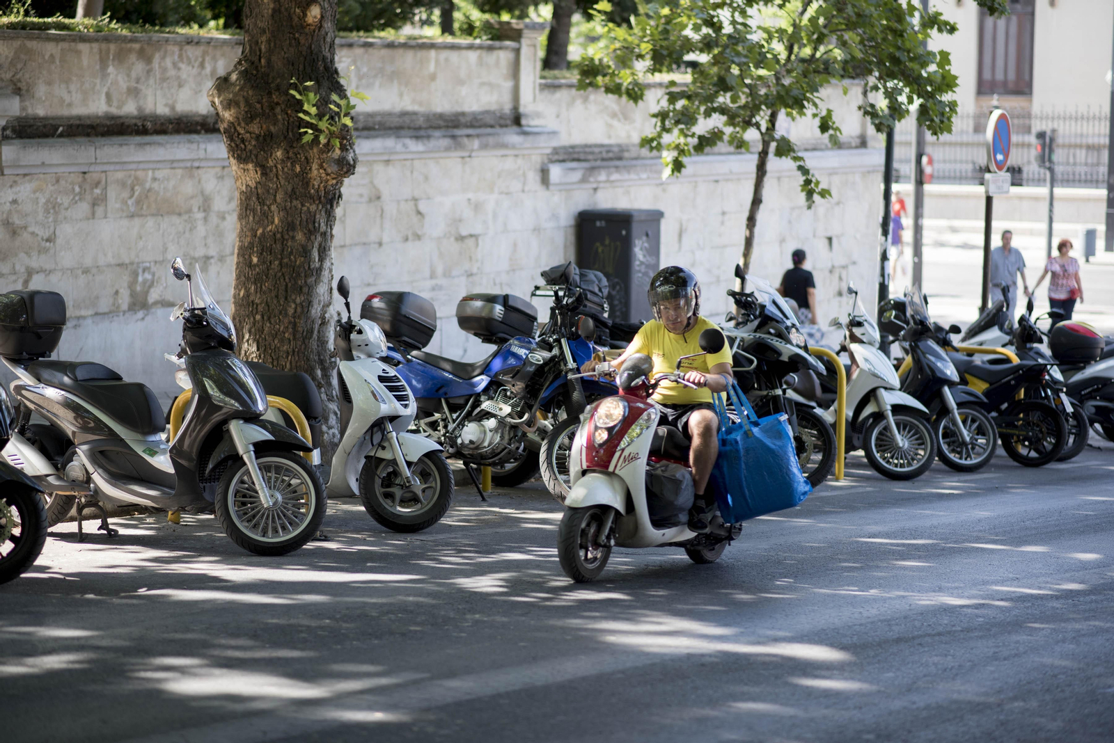 Un motorista por una de las calles de la ciudad.
