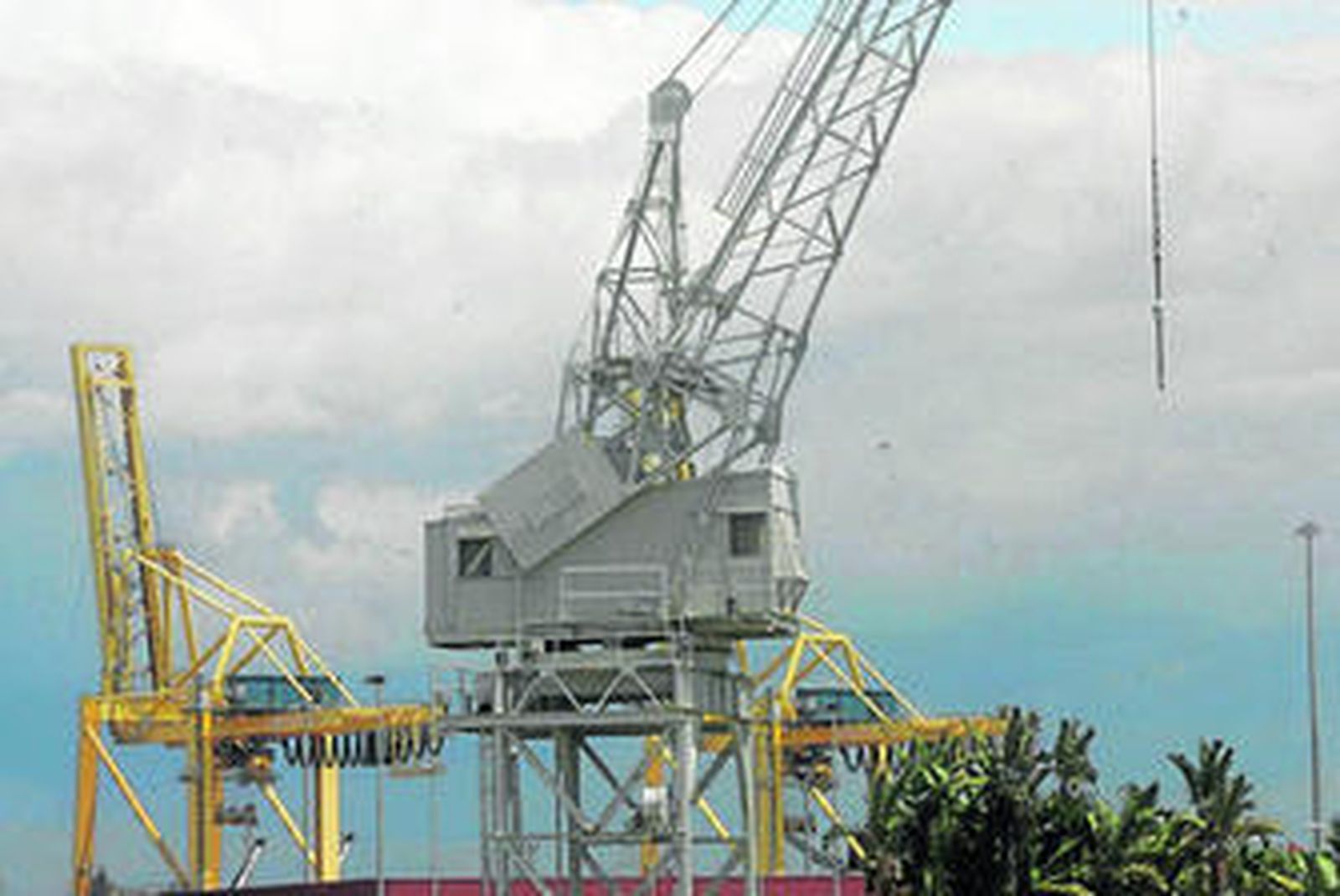 La primera grúa eléctrica del puerto de Algeciras adorna de historia el Acceso Sur.