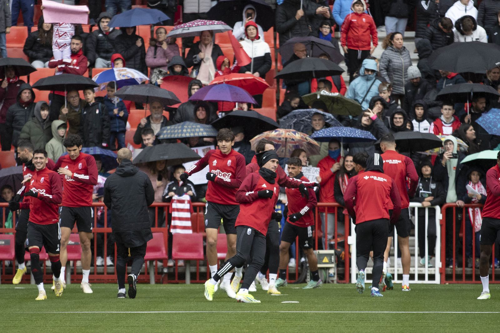 Las mejores imágenes del entrenamiento con público del Granada CF