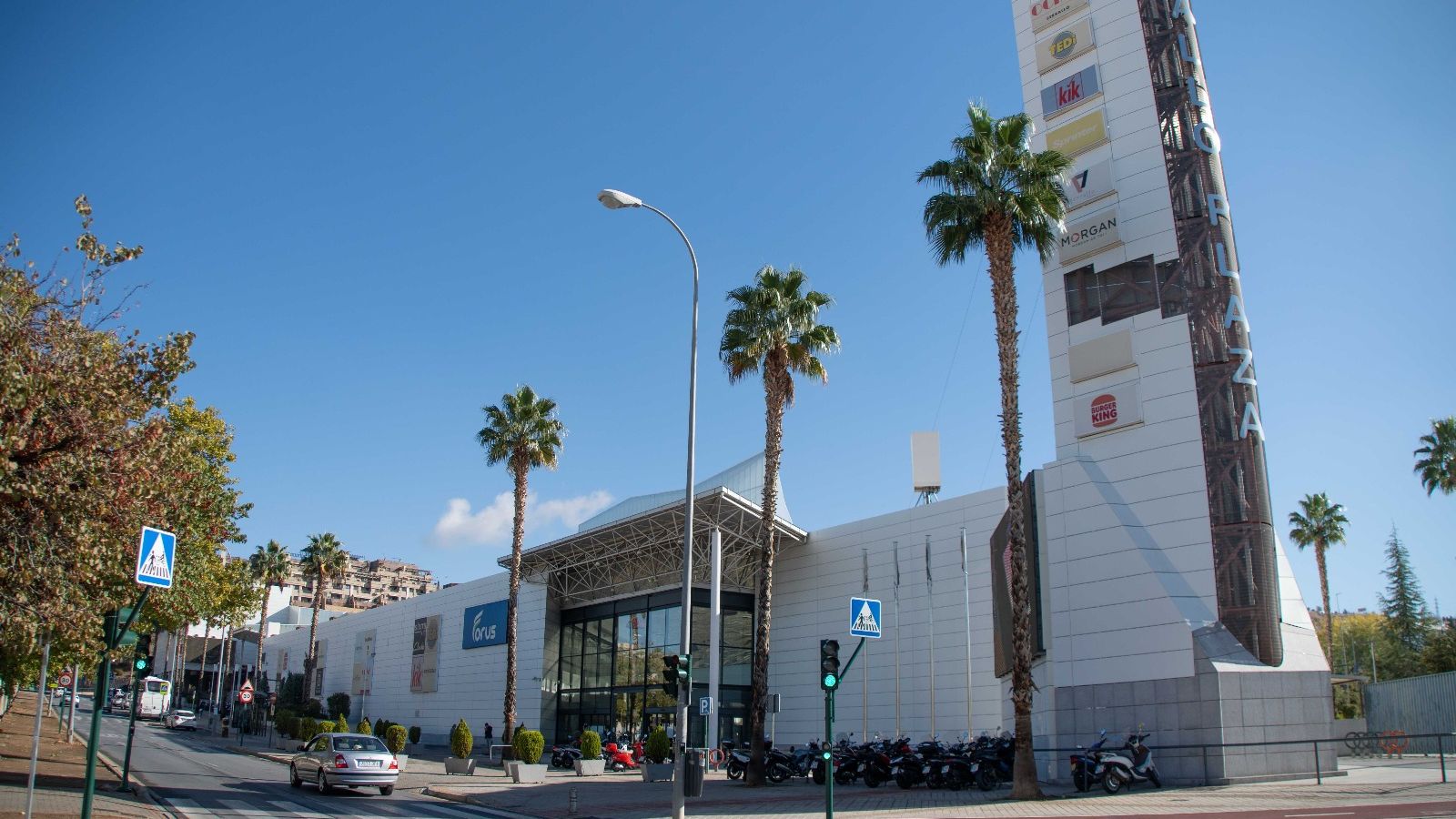 Vista exterior actual del Centro Comercial Serrallo Plaza