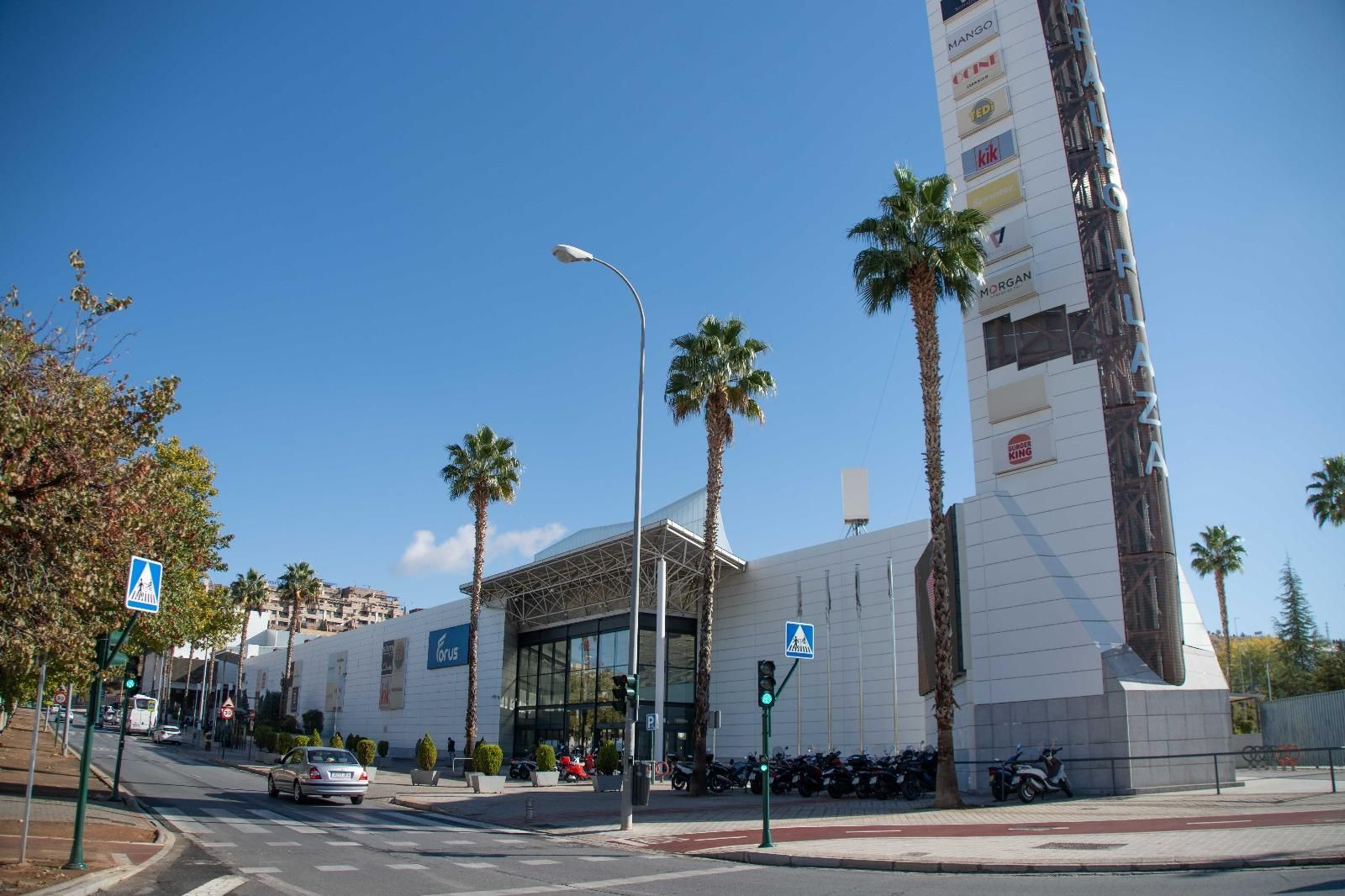 Vista exterior actual del Centro Comercial Serrallo Plaza
