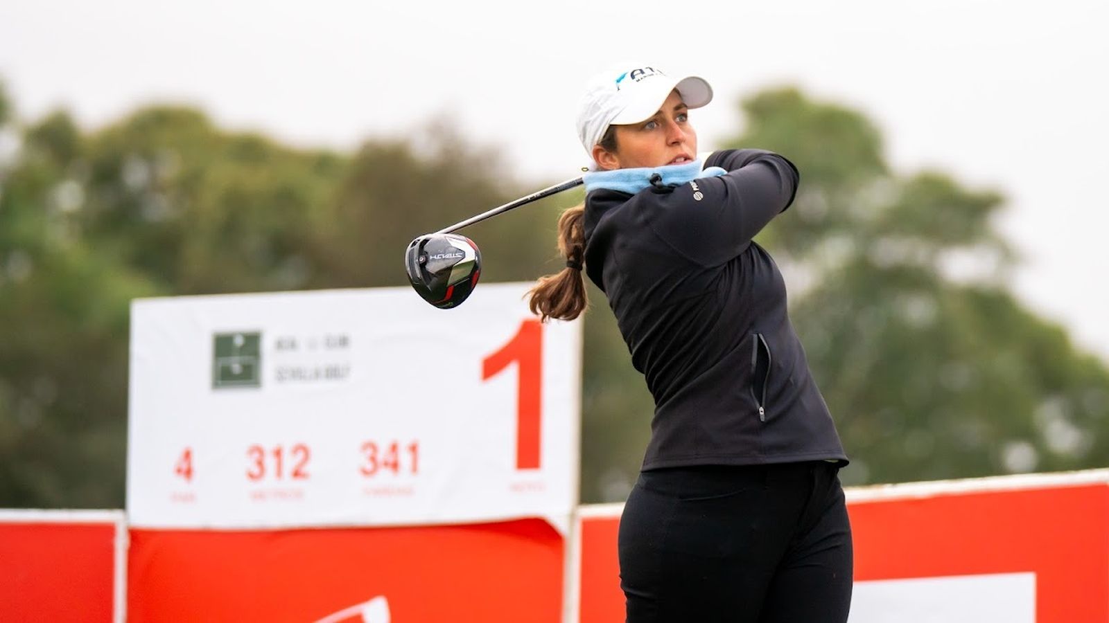 María Parra sigue la bola con la mirada