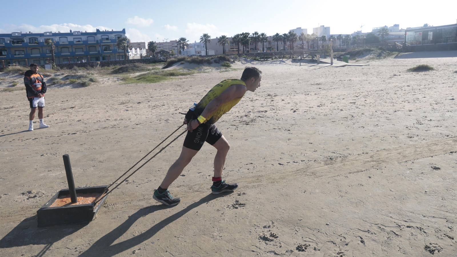 Carrera de obstáculos Adrenaline Race, en la playa de los Lances, en imágenes