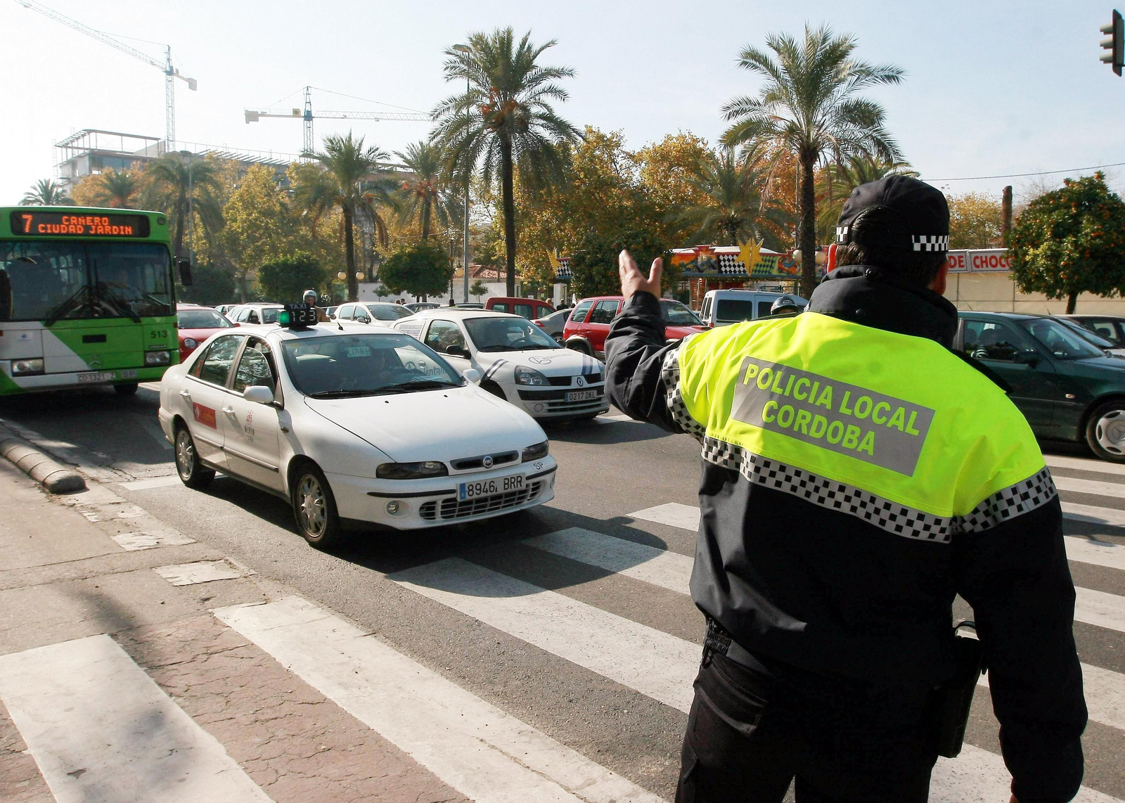 Un agente de la Policía Local regula el tráfico en el Centro de la ciudad.