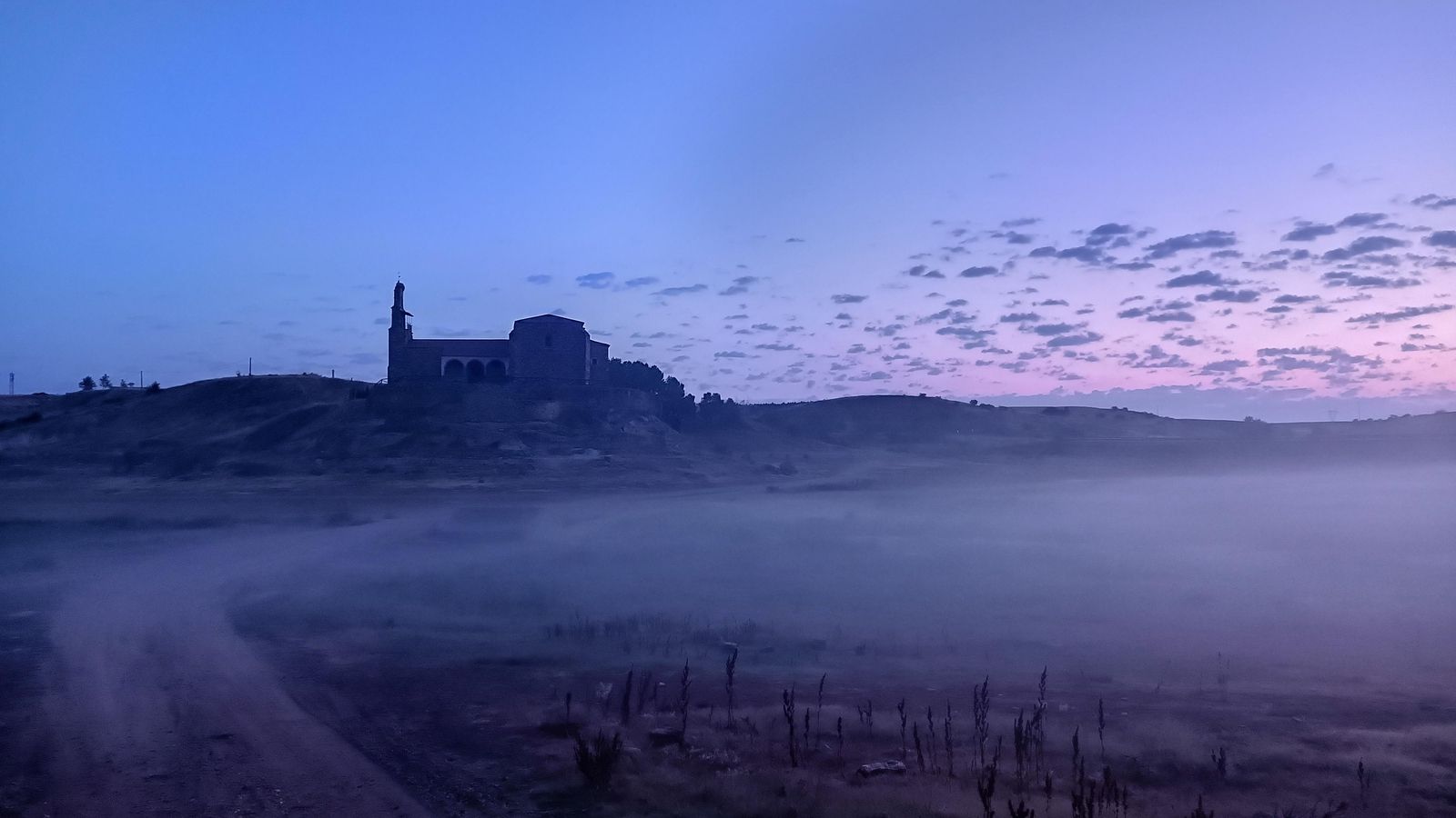 El primer paso es cruzar la corta del Ricobayo y alcanzar la ermita de la Virgen del Castillo.