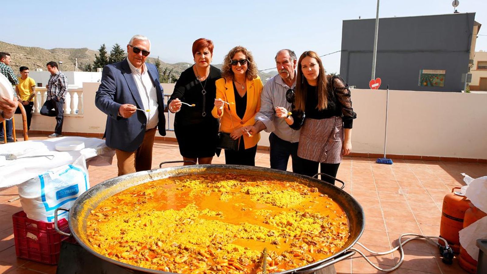 Alcaldesa y concejales del equipo de gobierno prueban la paella.