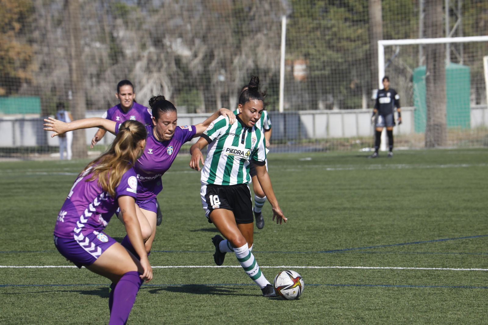Wifi mantiene la posesión del balón ante la defensa rival.