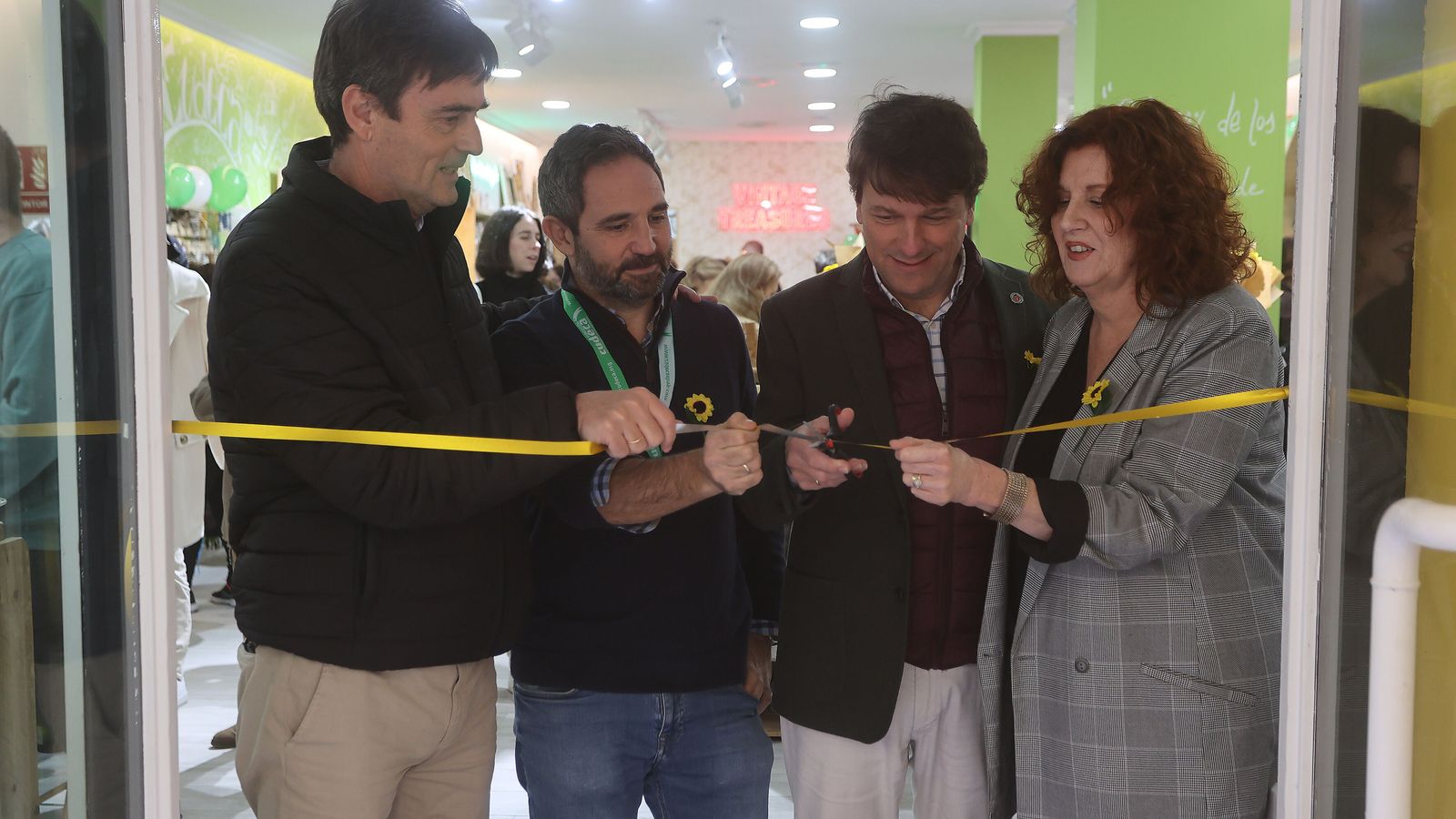 Momento del corte de la cinta inaugural.