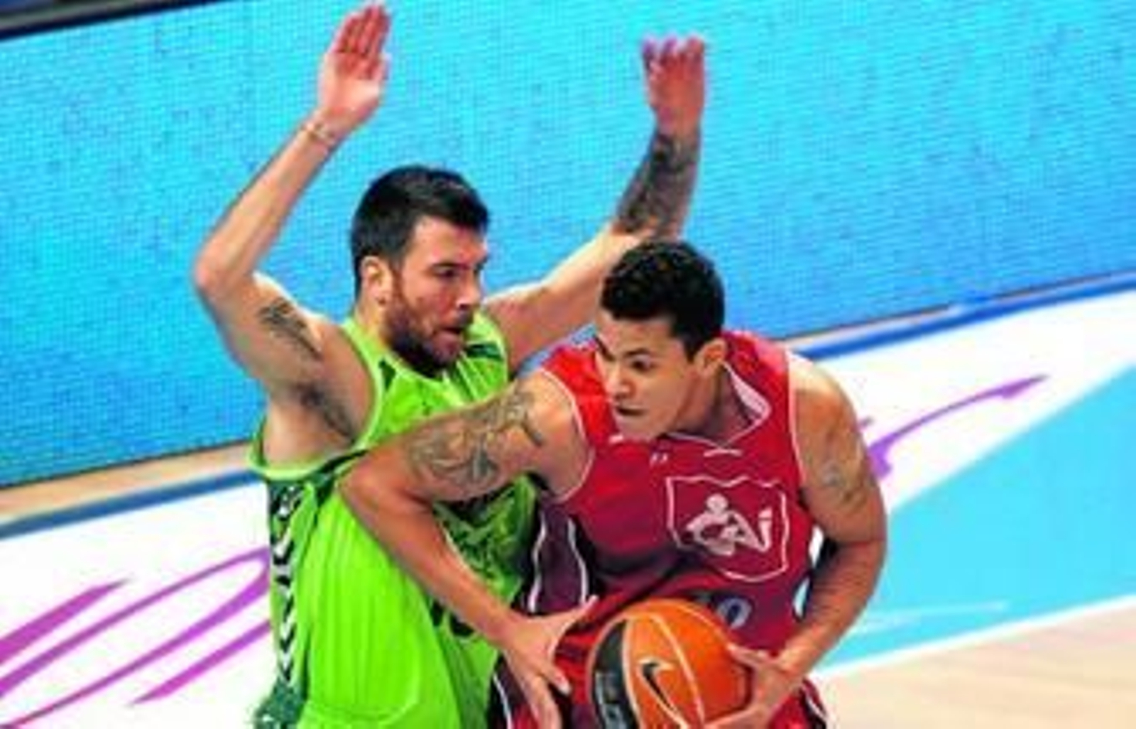 Rubio defiende a Hettsheimeir en un partido de la pasada campaña ante el CAI Zaragoza.