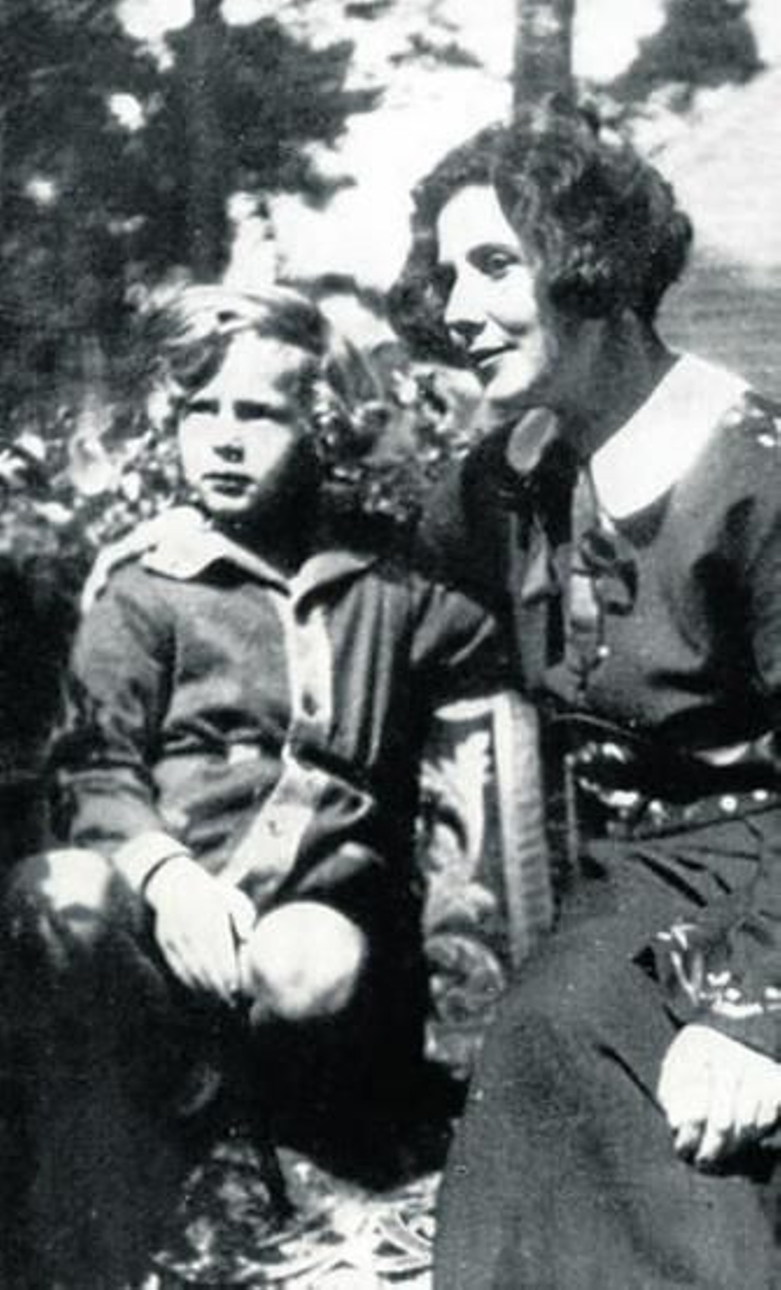 Else, la madre de la autora, junto a su hijo primer hijo, Peter.