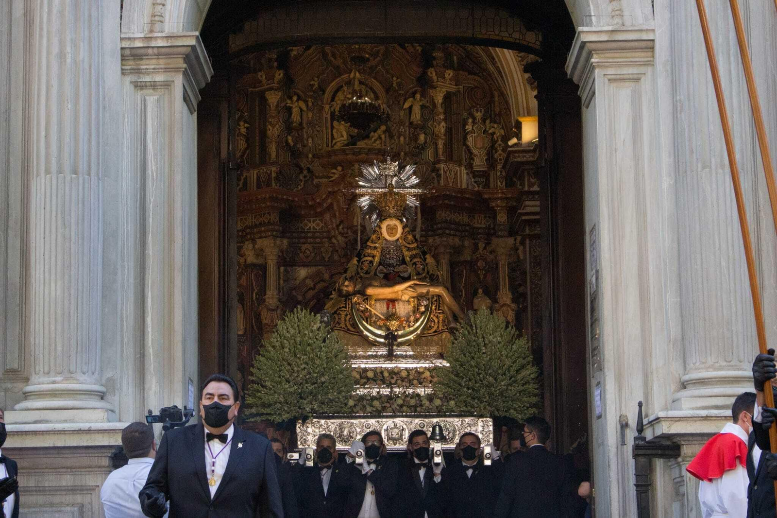Fotos: La Virgen de las Angustias, en la puerta de la Basílica para ser venerada