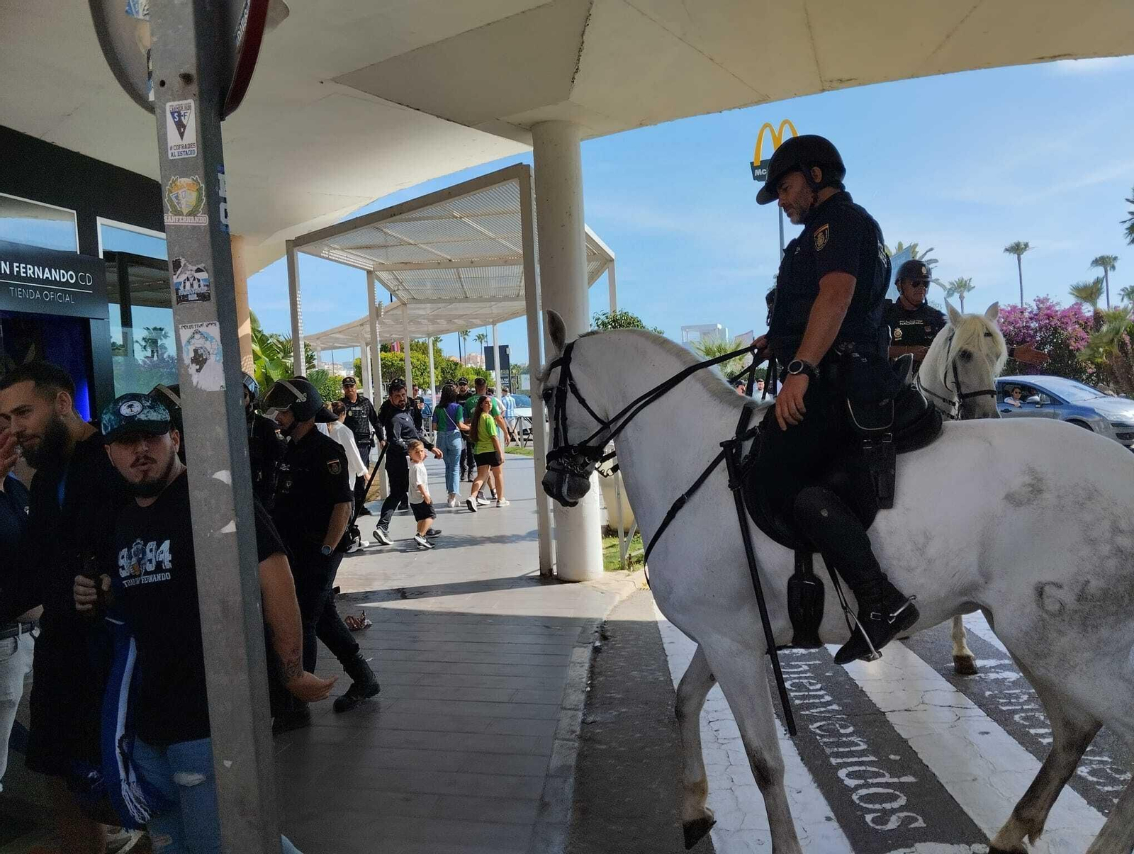 Exteriores de Bahía Sur tras el partido.