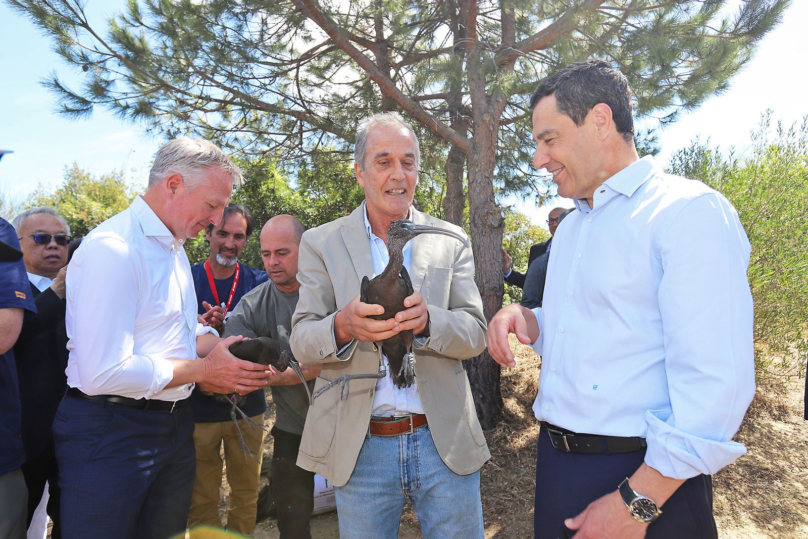El presidente de la Junta de Andalucía Juanma Moreno visita la Laguna Primera de Palos (Huelva)