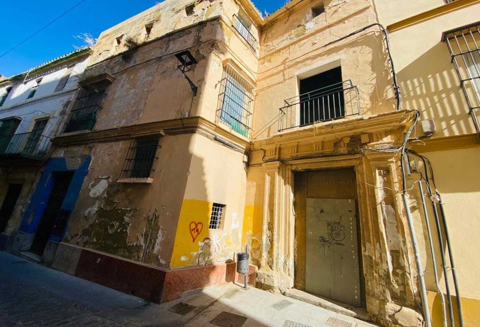 Edificio de la calle Carmen 10 que está en venta.
