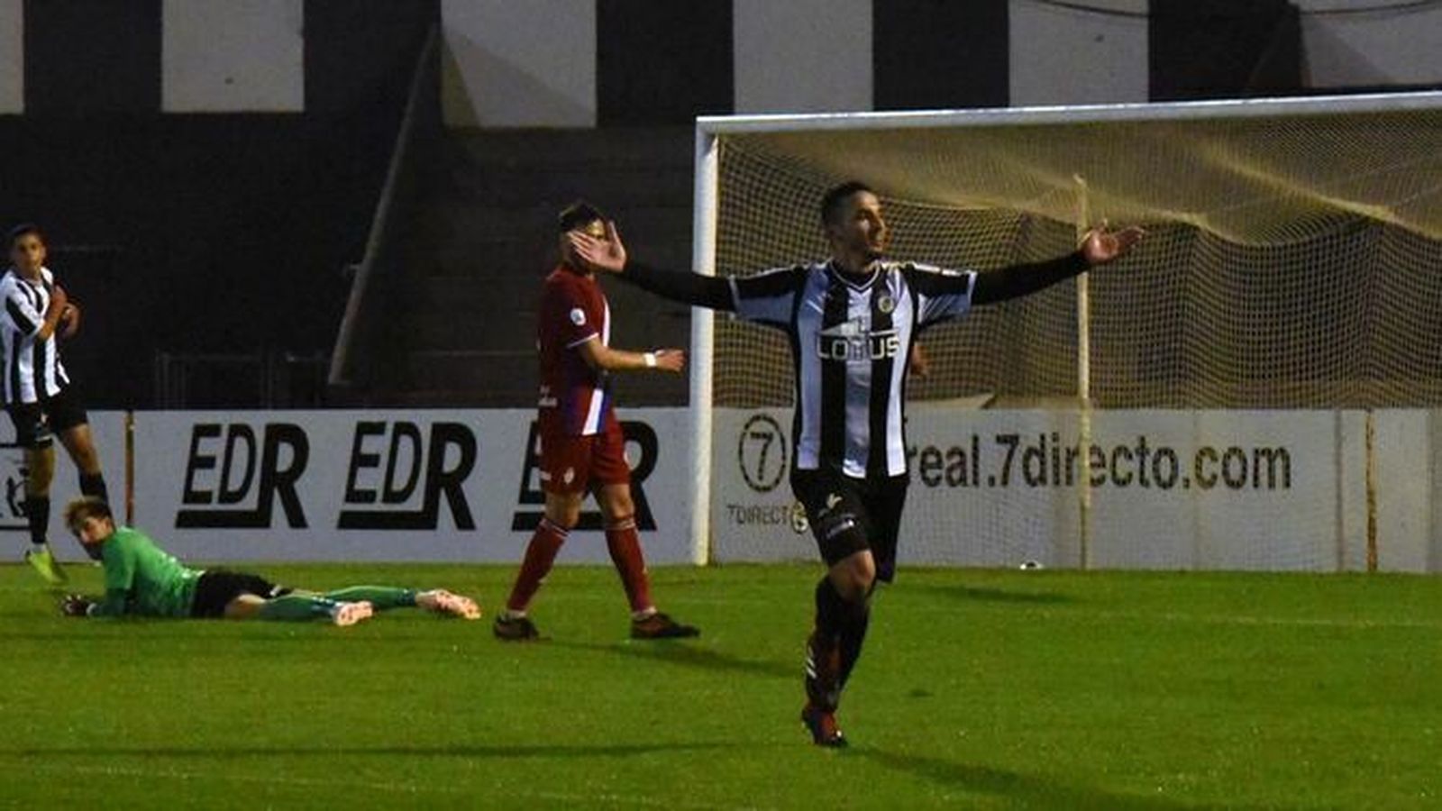 Gastón festeja uno de los dos goles que le endosó al Recre con la camiseta de la Balona