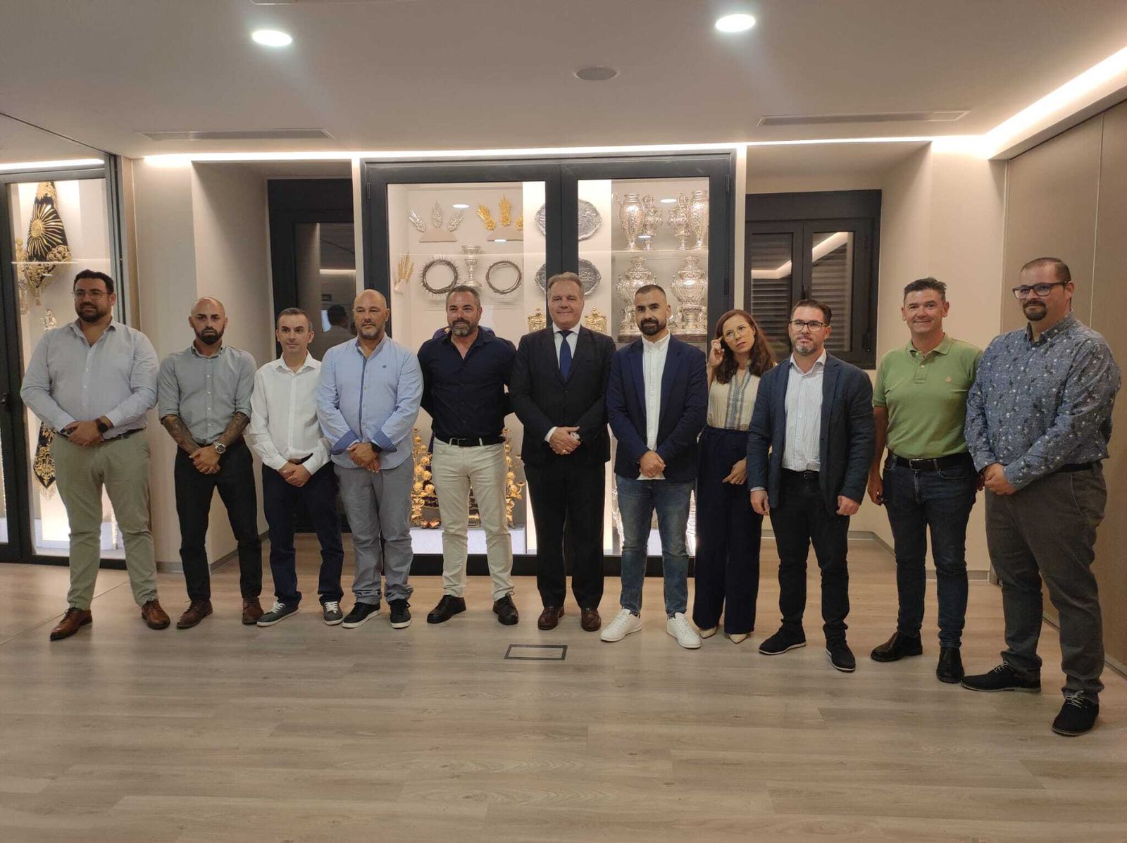 Fotografía de familia durante la firma del contrato