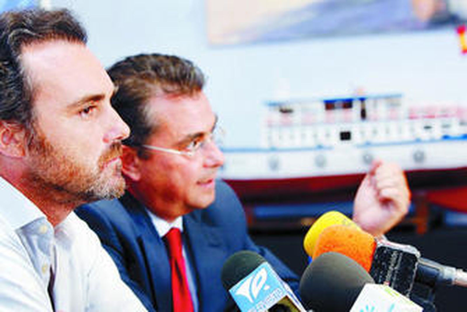 David Páez, en primer término, junto al alcalde Enrique Moresco, en la comparecencia donde anunció su dimisión el concejal de Economía.