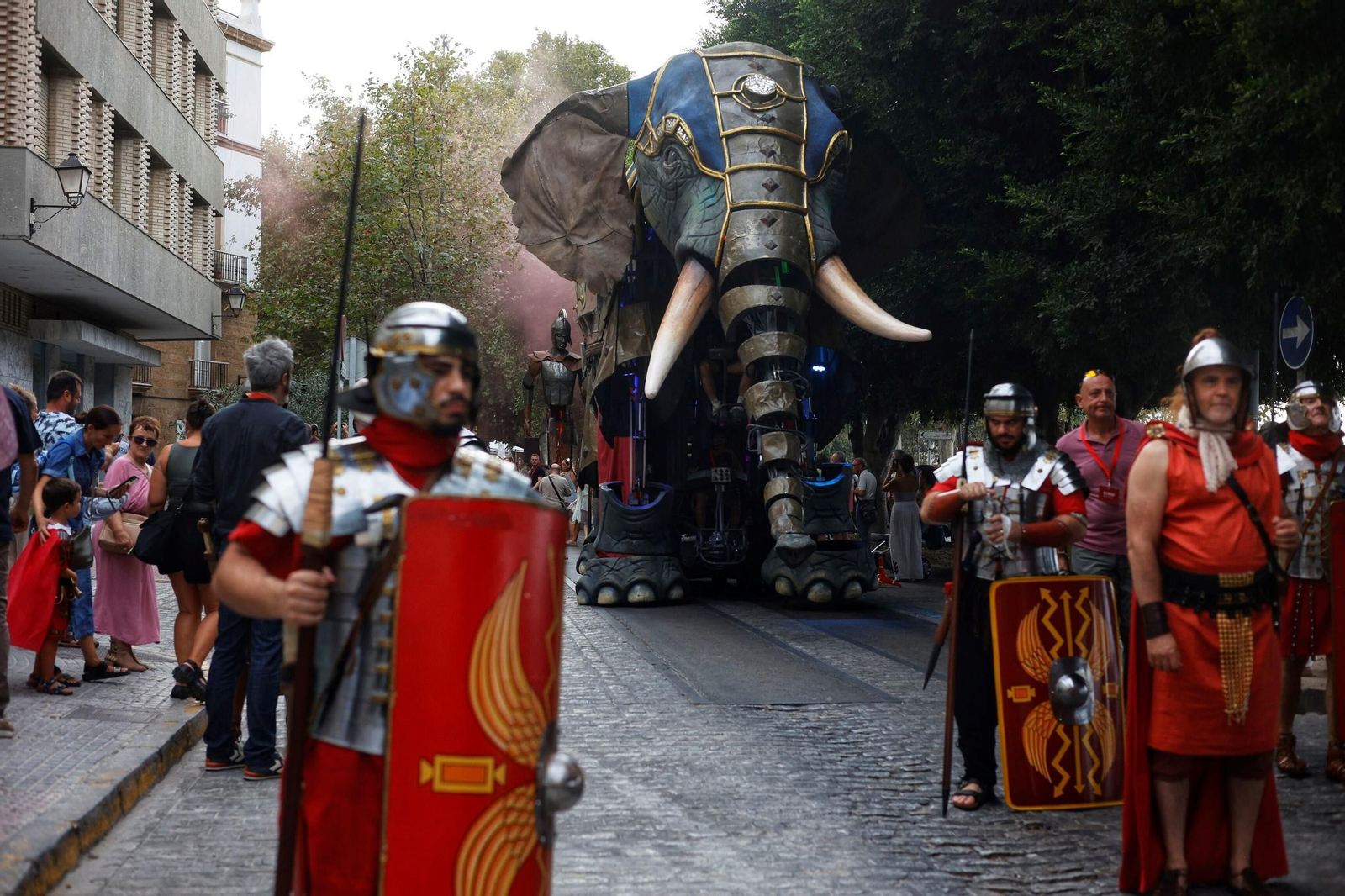 Las imágenes de Gades Romana 2025: la comitiva y el espectáculo inaugural en Cádiz