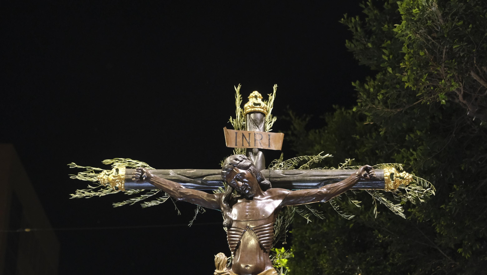 Procesión del Vía Crucis-Cristo de la Escucha en Almería, en imágenes