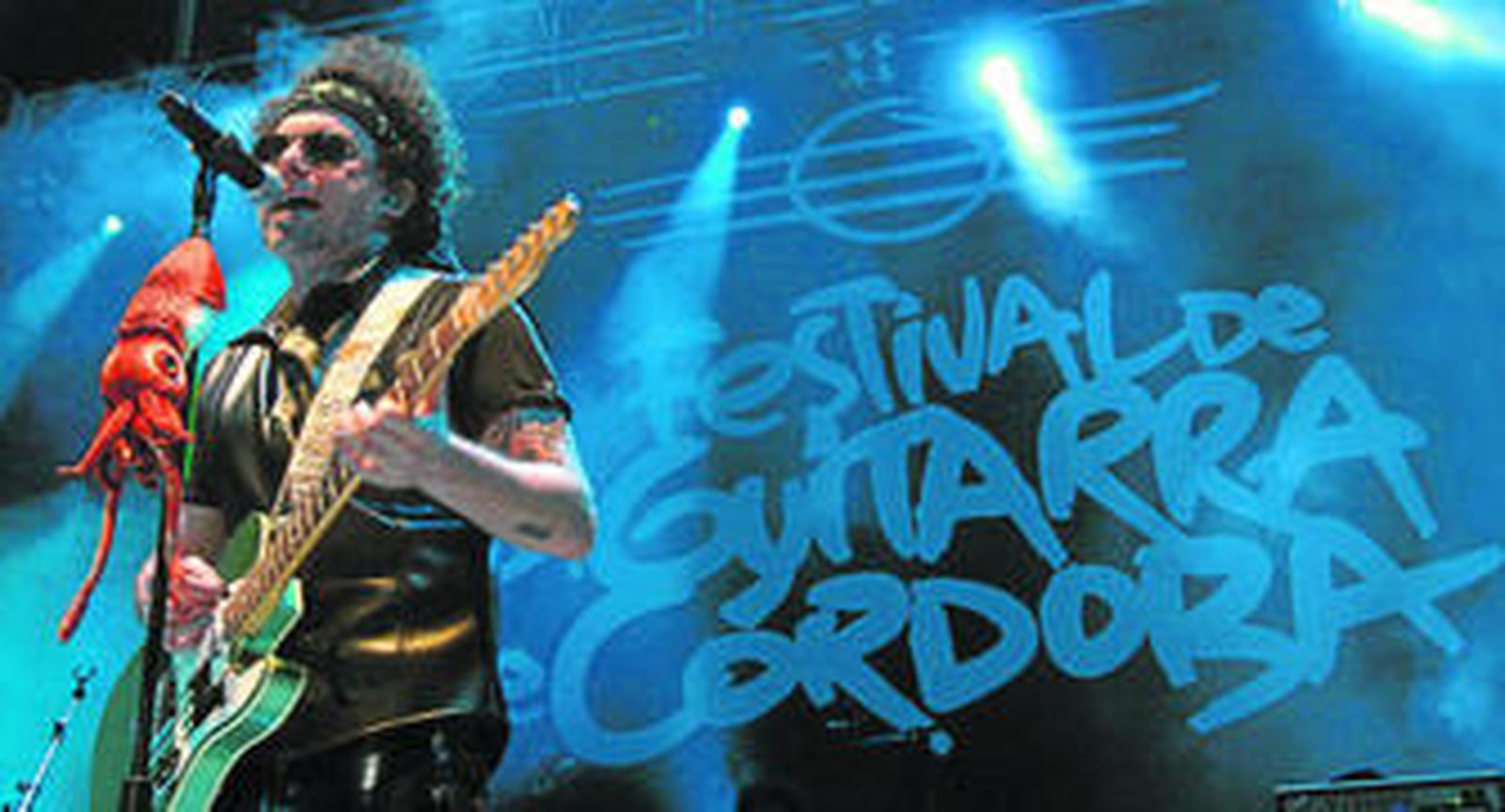 1. Andrés Calamaro, en una de las primeras canciones que interpretó en el Teatro de la Axerquía. 2. Javier Barón, de nuevo en el Gran Teatro, en esta ocasión con un espectáculo en el que echa la vista atrás: 'Vaivenes'. 3. Manuel Barrueco ha recorrido a lo largo de los años diversos escenarios del festival; ayer actuó en el Teatro Góngora.