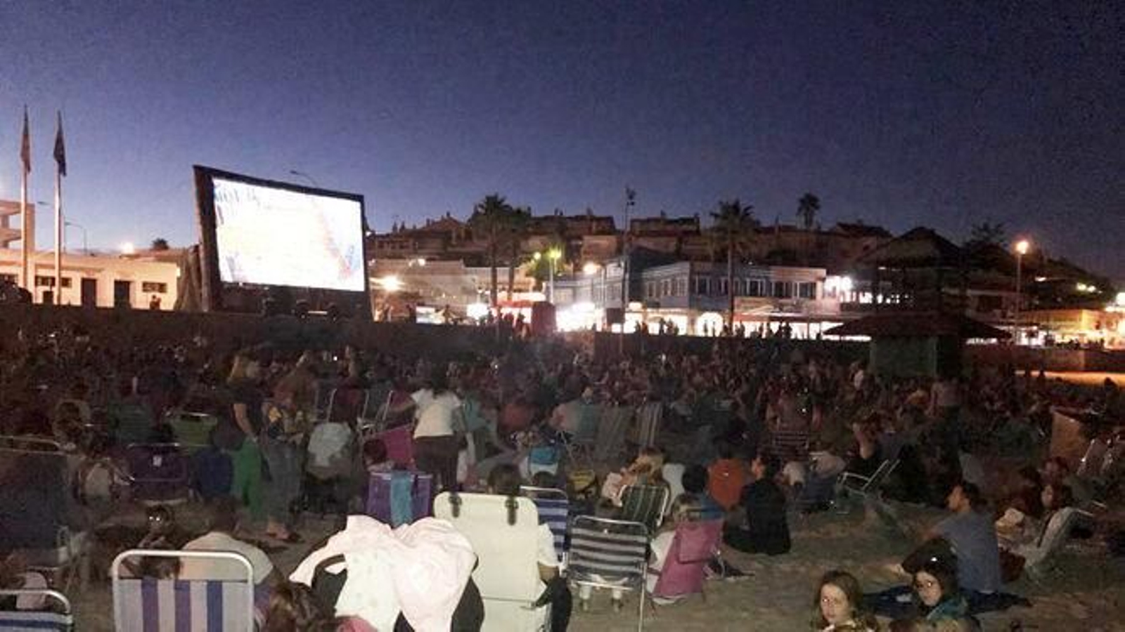 Espectadores, en la algecireña playa de Getares durante una proyección