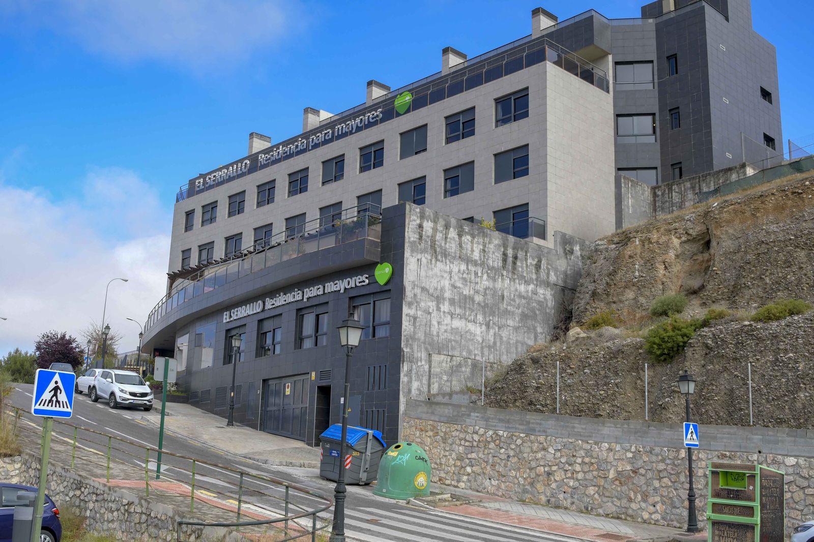 La Junta medicaliza las residencias de ancianos Oasis y Domus Vi, en Granada capital