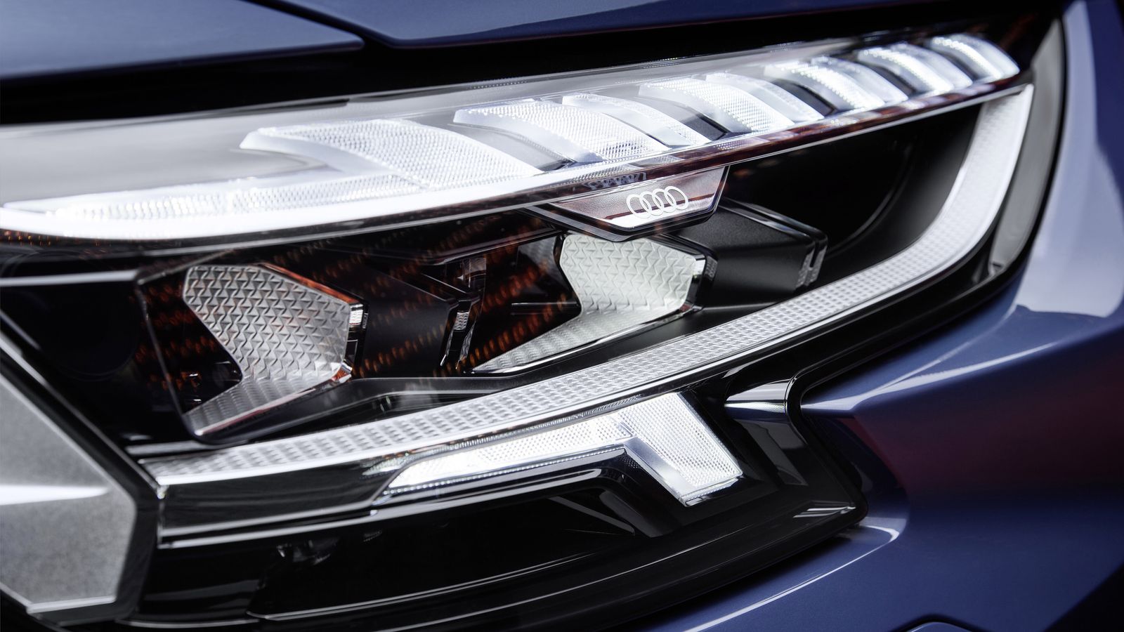 Los nuevos faros del A8 permiten señalar un carril con especial intensidad para indicar al conductor por donde debe circular.