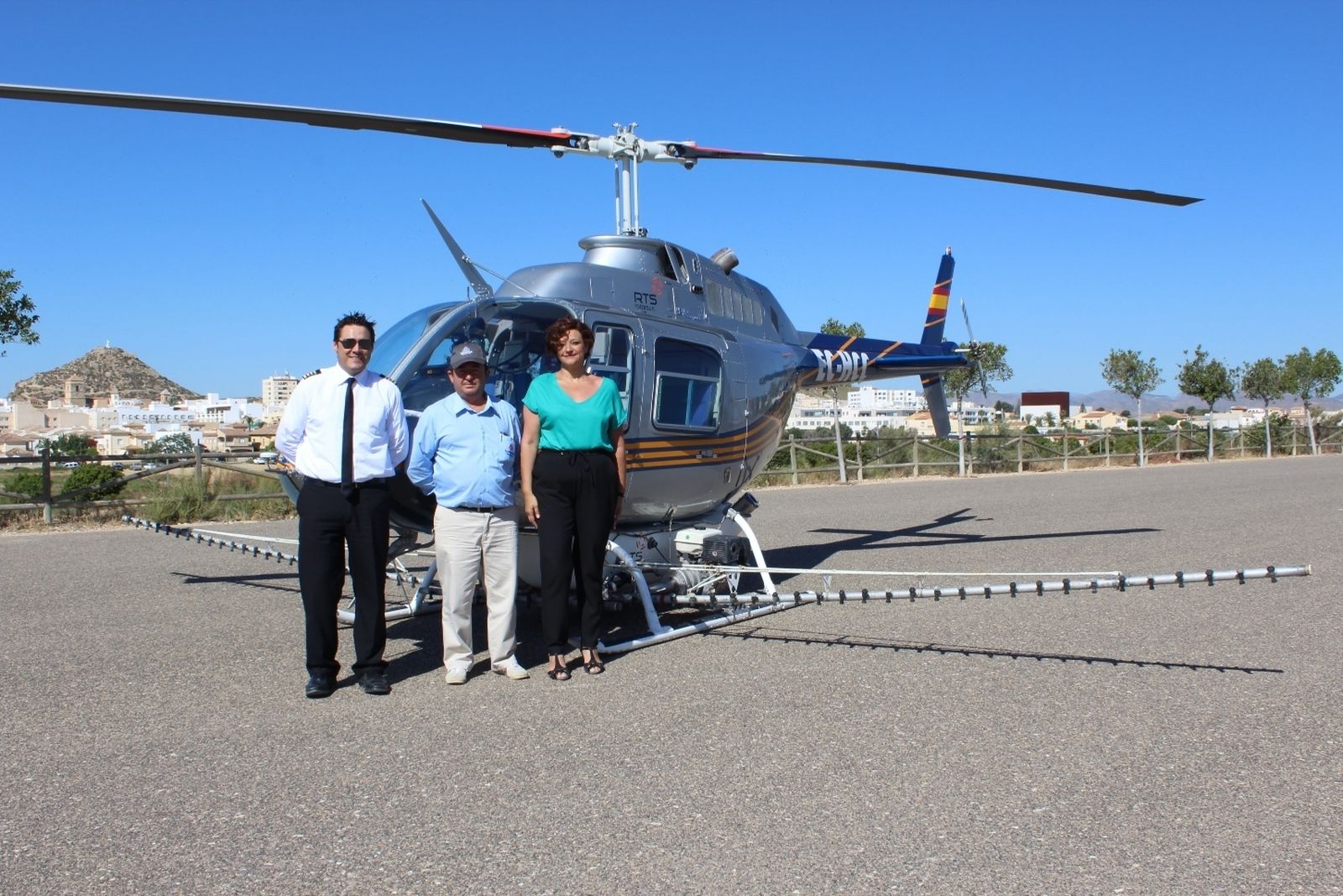 El helicóptero utilizado para fumigar los diferentes humedales ha estado operando estos últimos días en la zona.