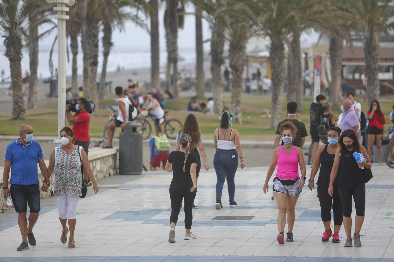 Solitaria noche de San Juan en las playas de Málaga, en fotos
