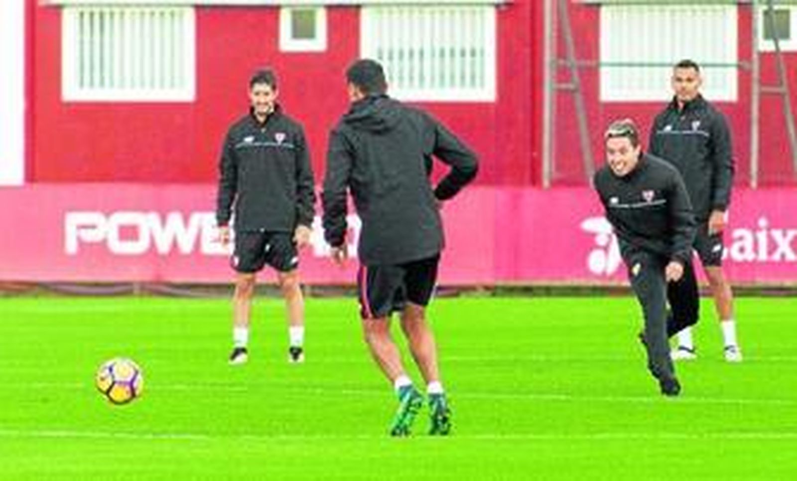 Nasri amaga una arrancada en un rondo con Ganso, al que podría relevar en el once, Escudero y Kolodziejczak.