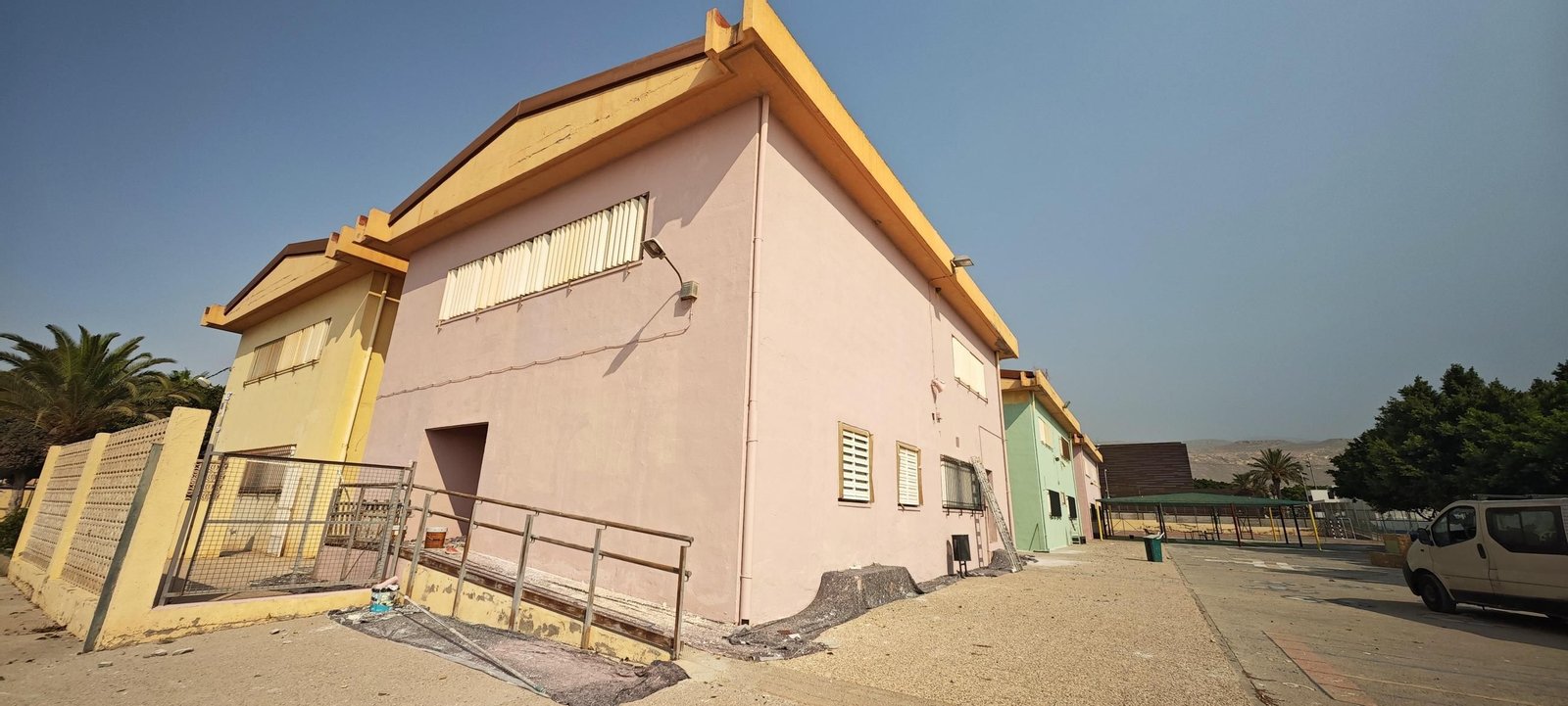 Los servicios de fontanería y pintura del Ayuntamiento ultiman la puesta con la vista puesta en el 10 de septiembre