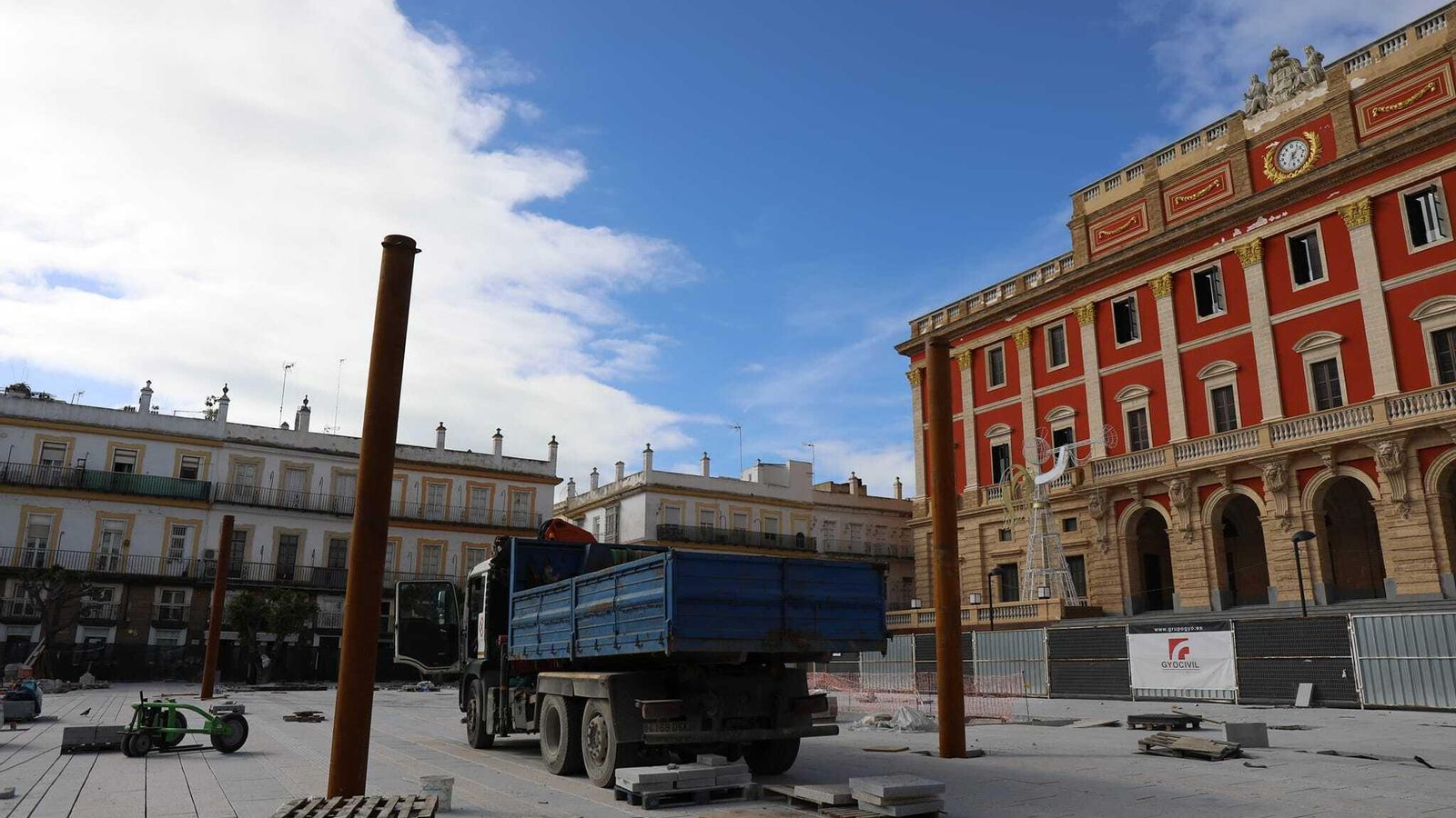 Báculos que servirán de soporte para los toldos de la plaza del Rey.