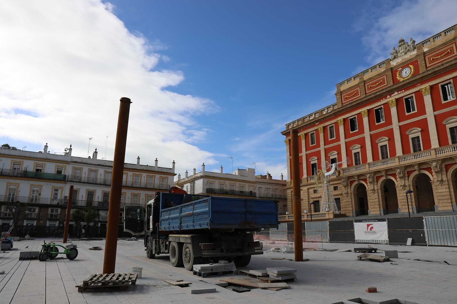 Báculos que servirán de soporte para los toldos de la plaza del Rey.