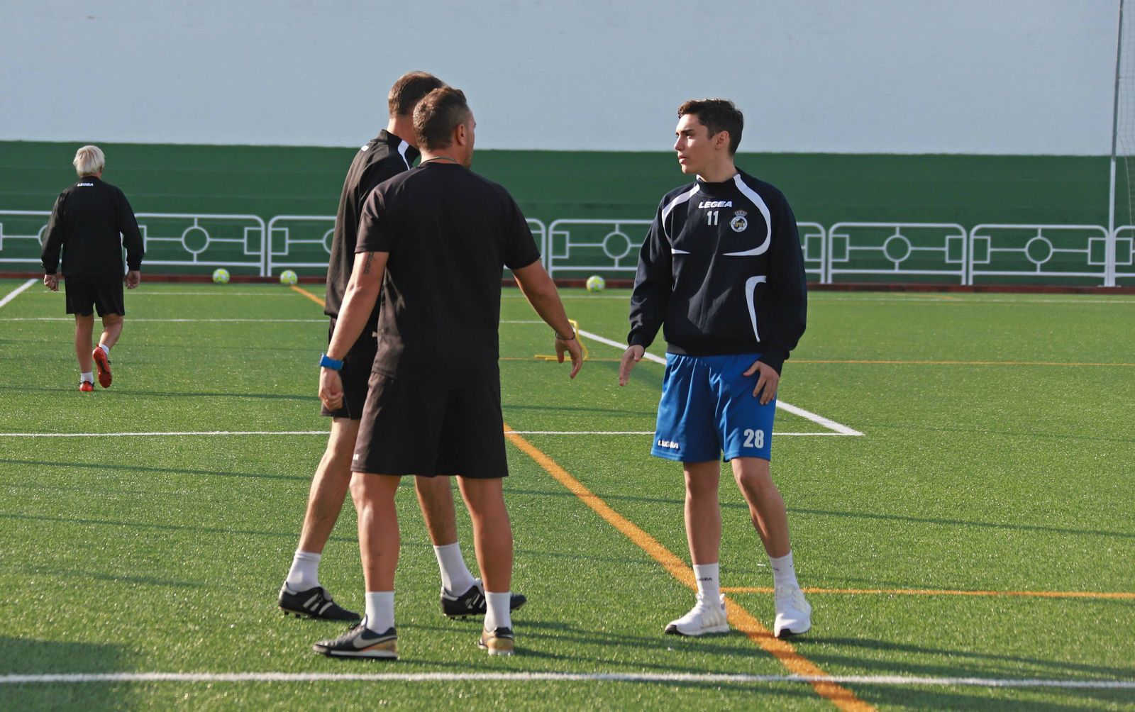 Jesús Méndez  conversa con Jordi Roger y Carlos Guerra, este miércoles en Los Olivillos