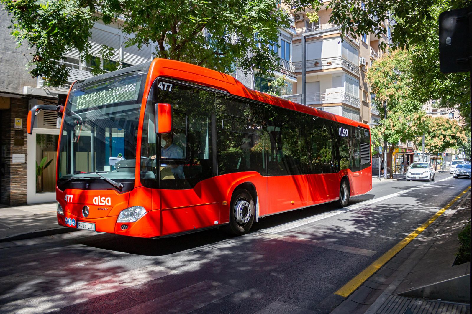 Autobús urbano de Alsa circulando por las calles de Granada