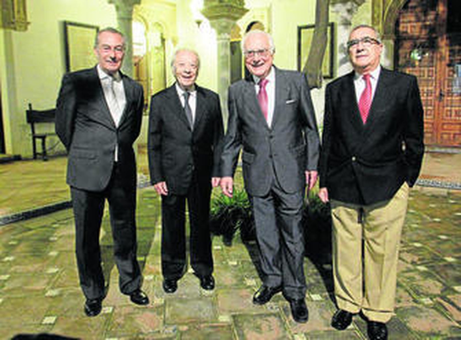 De izquierda a derecha, Jacobo Cortines, Alberto Zedda, Aquilino Duque y Rogelio Reyes, ayer en los Pinelo.