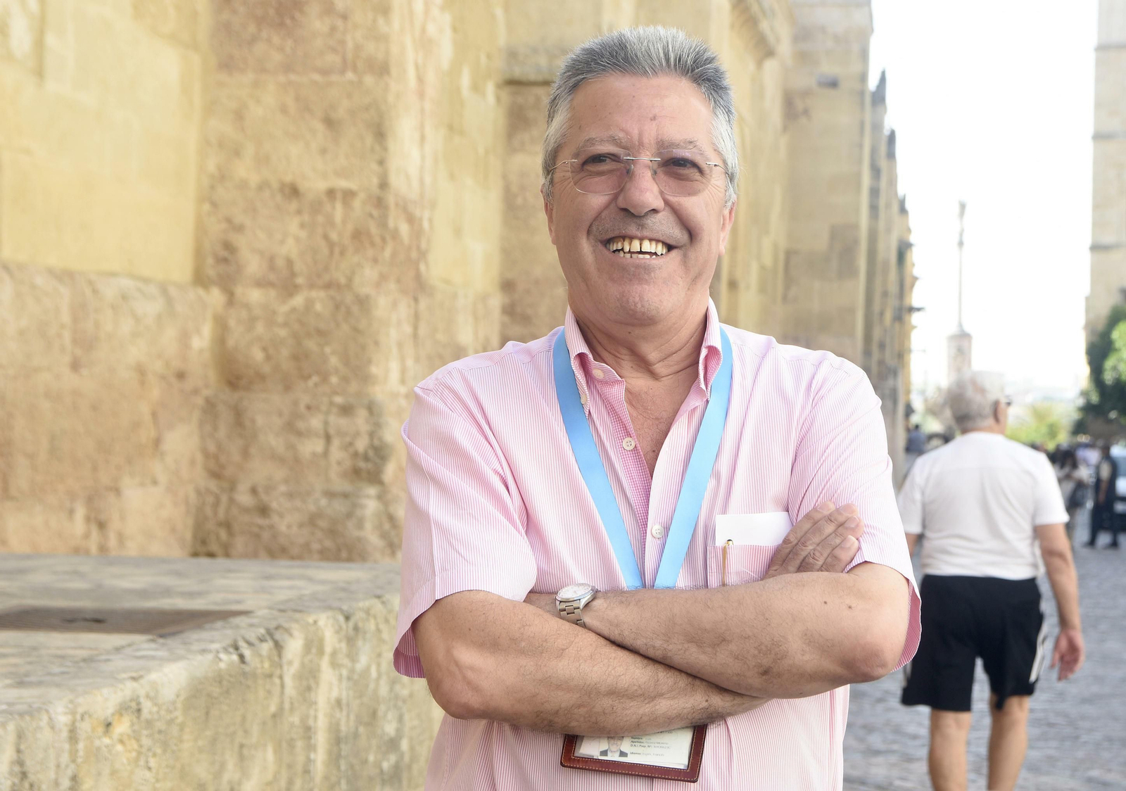 Luis Álvarez posa junto a los muros de la Mezquita-Catedral.