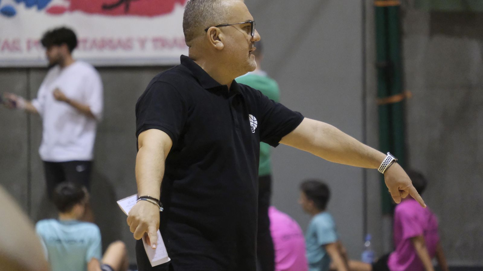 Rafa Gomariz hace indicaciones durante un entrenamiento.