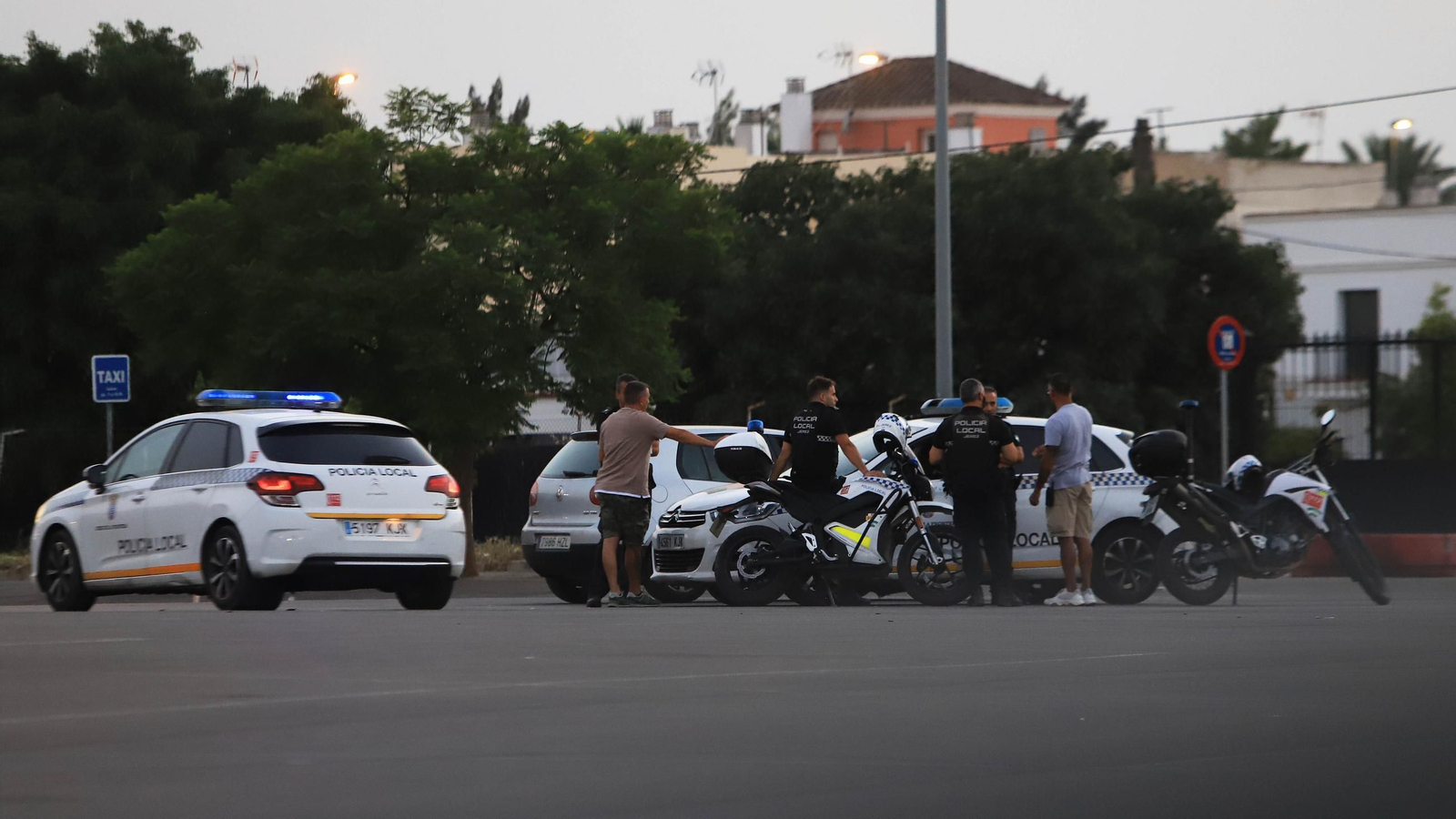La Policía Local, dialogando con varias personas en la zona.
