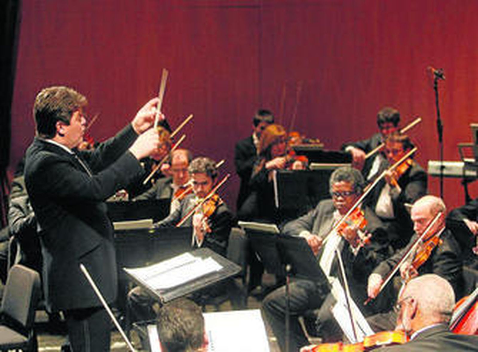 La Orquesta, dirigida por Manuel Hernández Silva.
