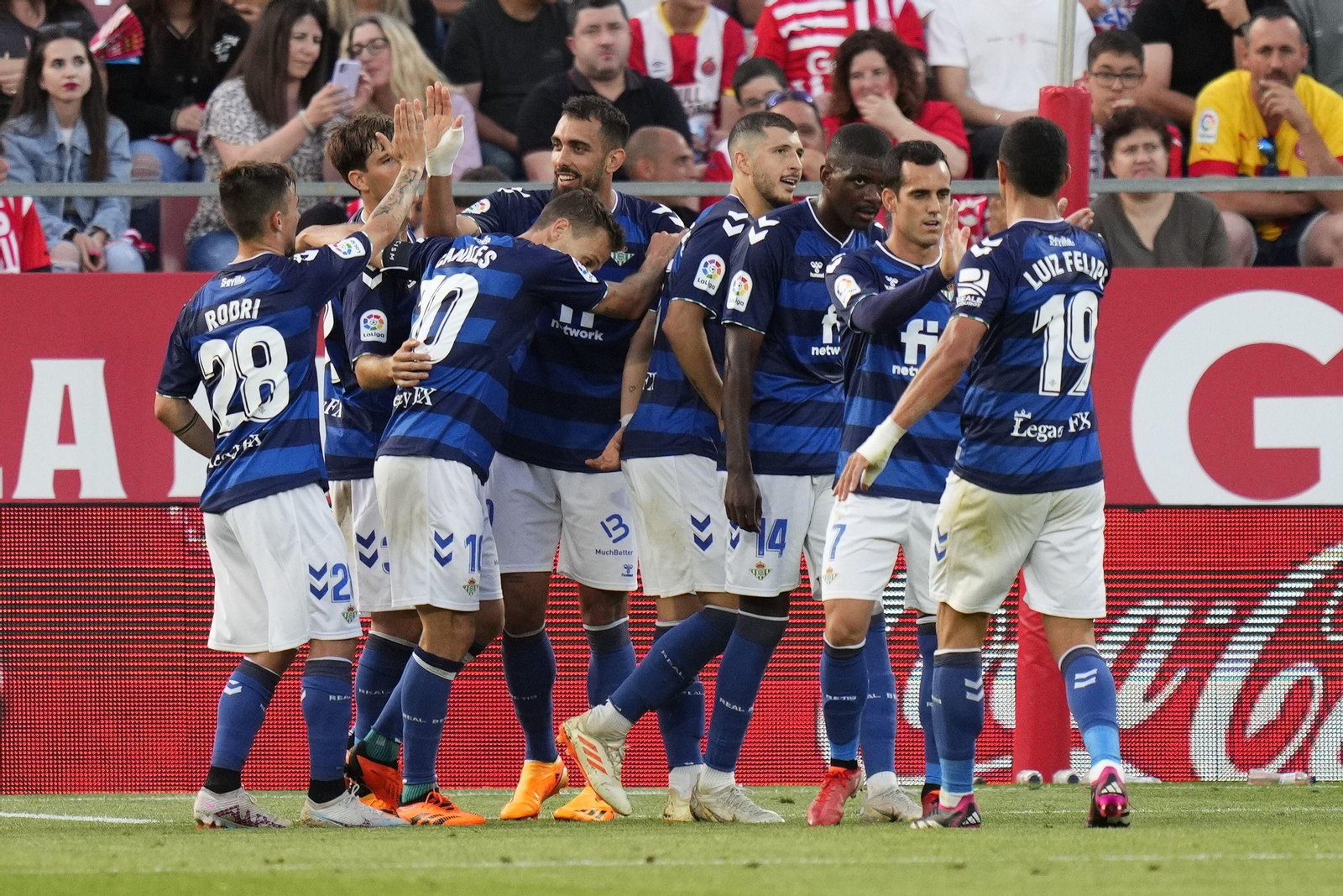 Los futbolistas del Betis hacen una piña tras el segundo gol de Borja Iglesias.