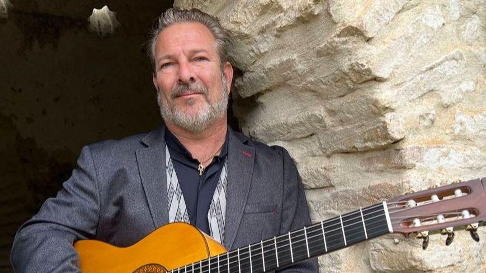 El guitarrista Gaspar de Holanda.