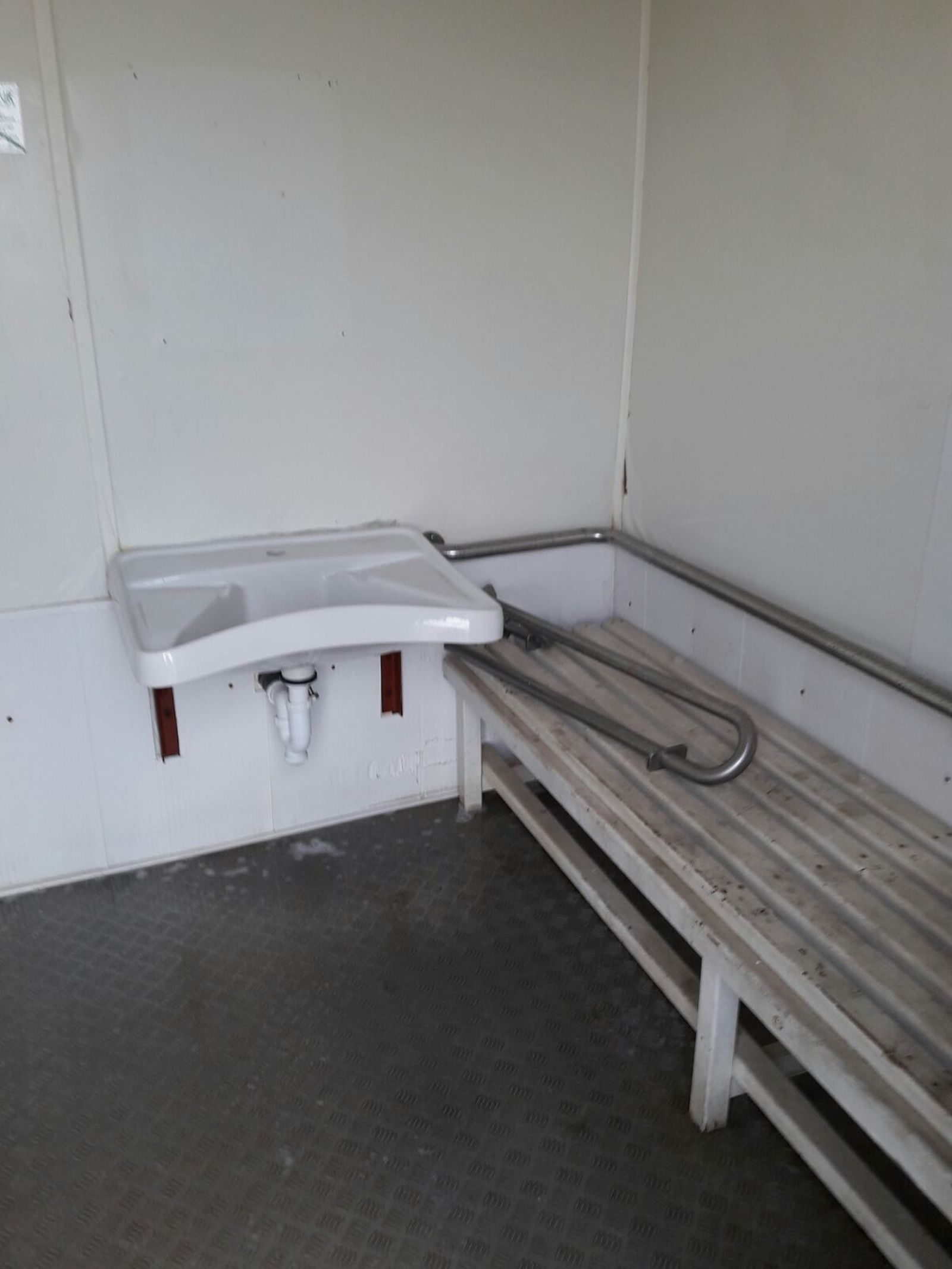 Los tubos de la iluminación de las módulos también han sido destrozados en los últimos días.