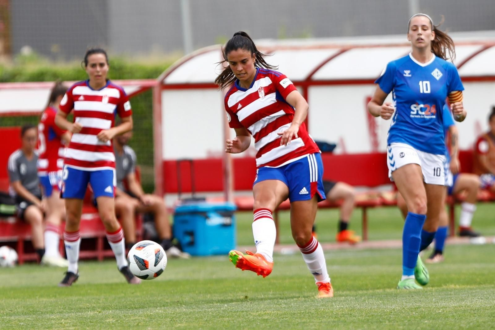 Marta pasa la pelota.