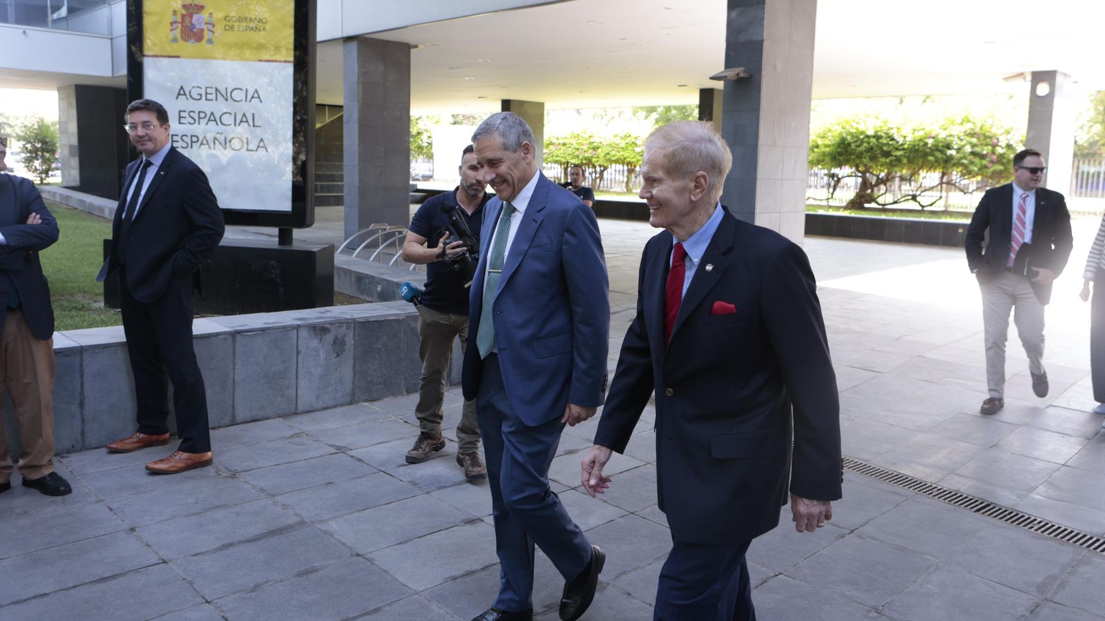 El director general y coordinador del PERTE aeroespacial, Miguel Belló, junto al administrador de la NASA, Bill Nelson, entran en la sede de la AEE en Sevilla..