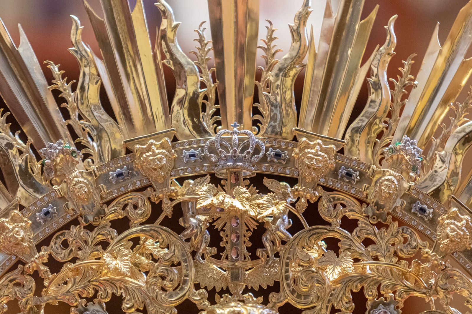 Los detalles de la nueva corona de la Virgen de las Penas.