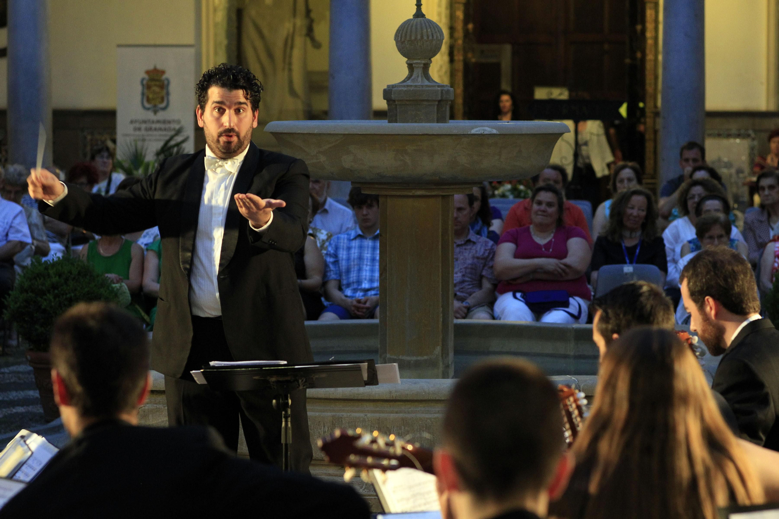 Orquesta Plectro  Torre del Alfiler en el patio del Ayuntamiento.