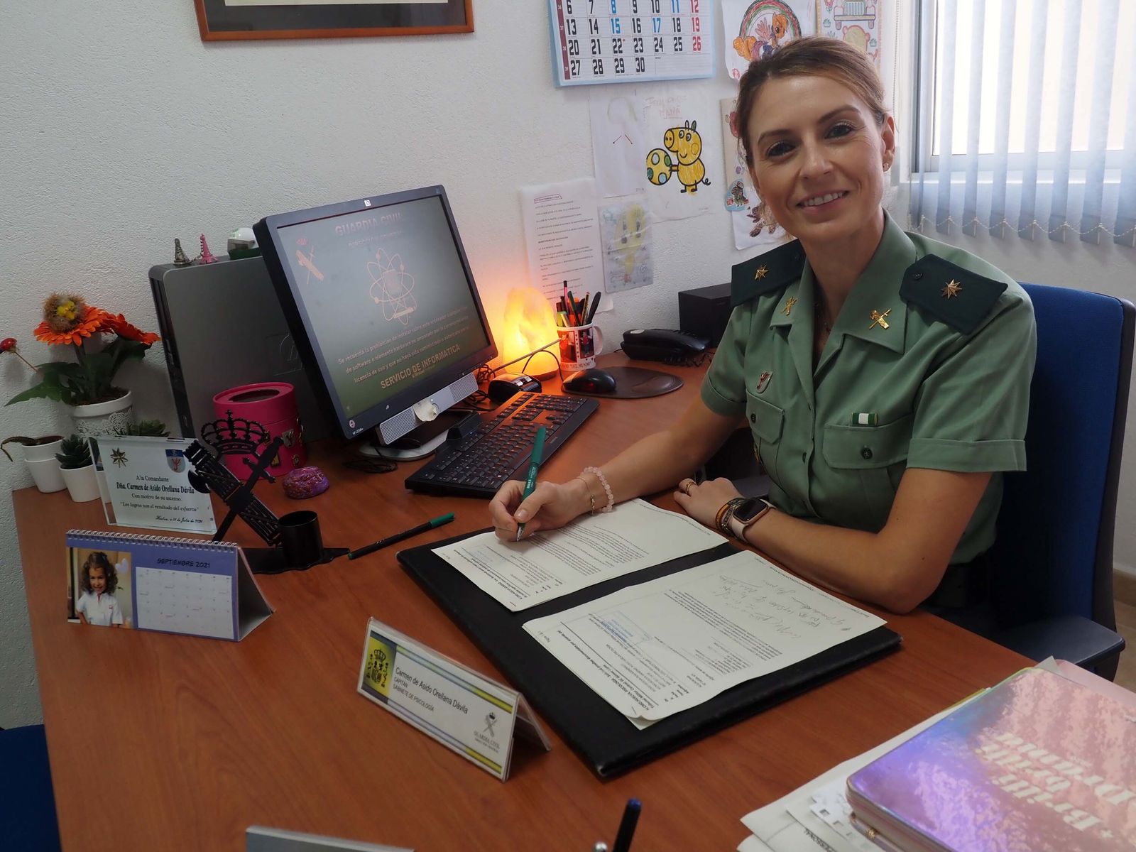 La Comandante, Carmen de Asido Orellana, en su despacho de Psicología de la Comandancia de la Guardia Civil.